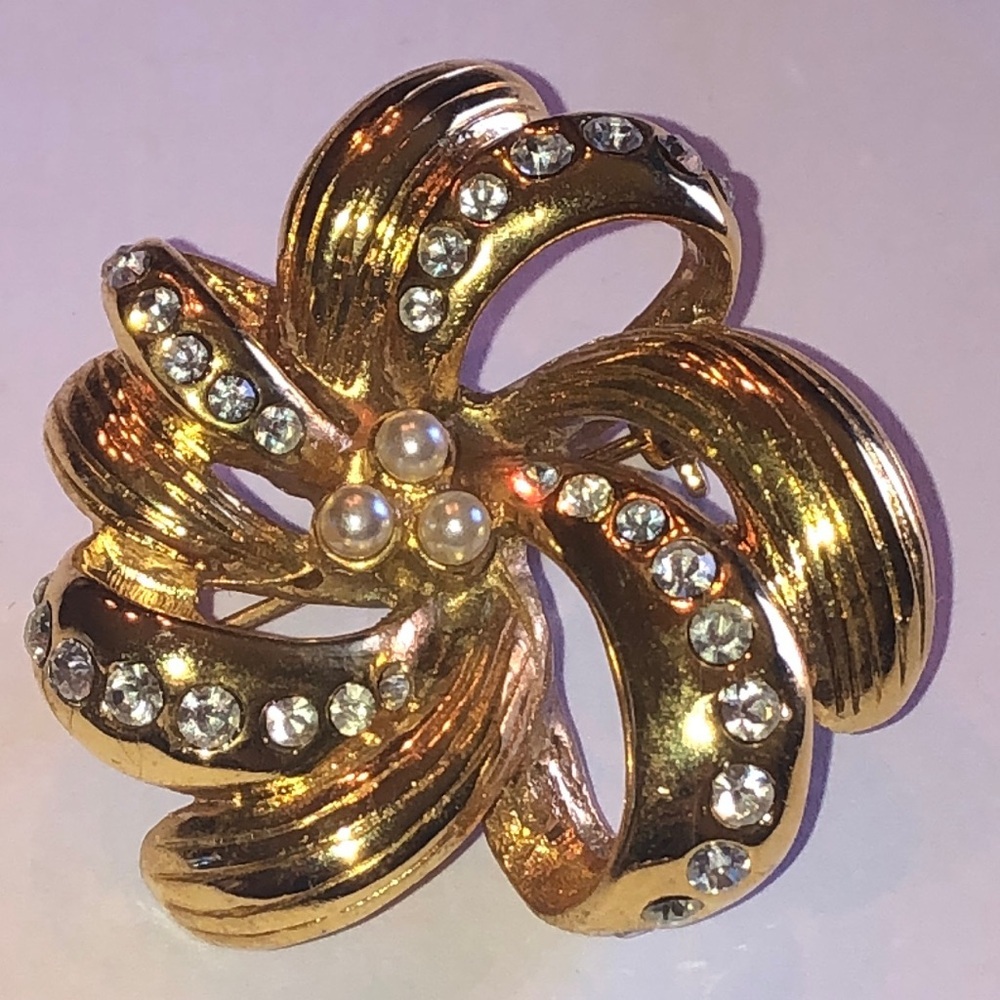 Elegant Vintage Gold Tone Flower CZ Rhinestone Faux Pearl Retro Brooch